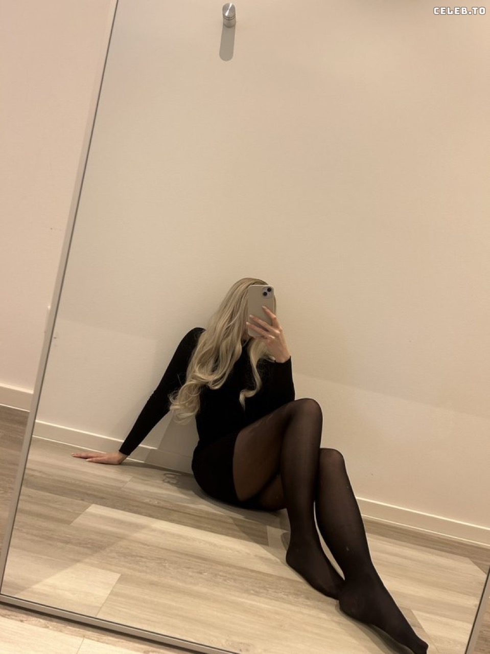 Image 3392617 from Lilou Loves Nylon