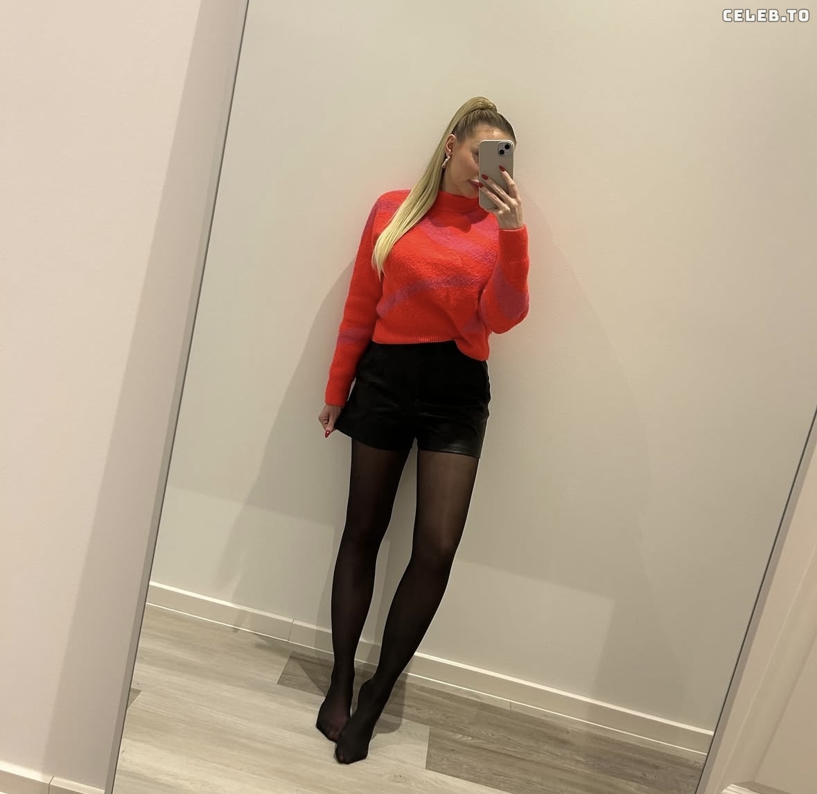 Image 3392641 from Lilou Loves Nylon