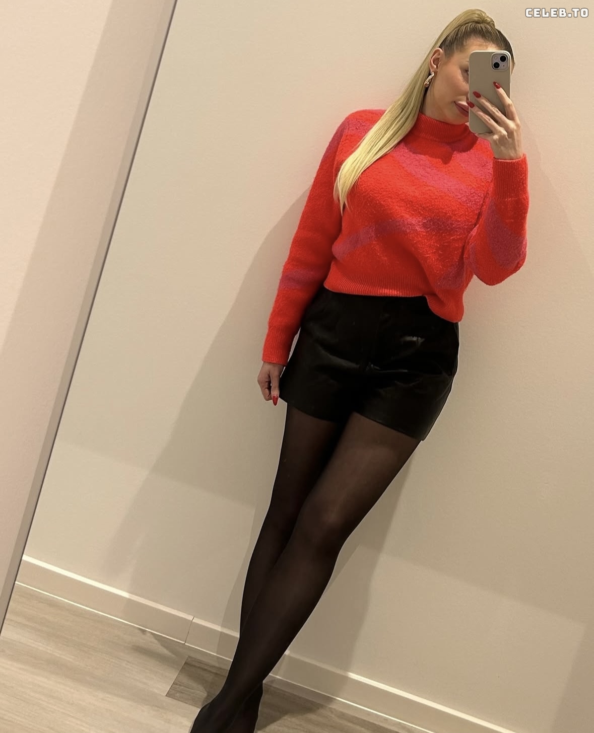 Image 3392645 from Lilou Loves Nylon