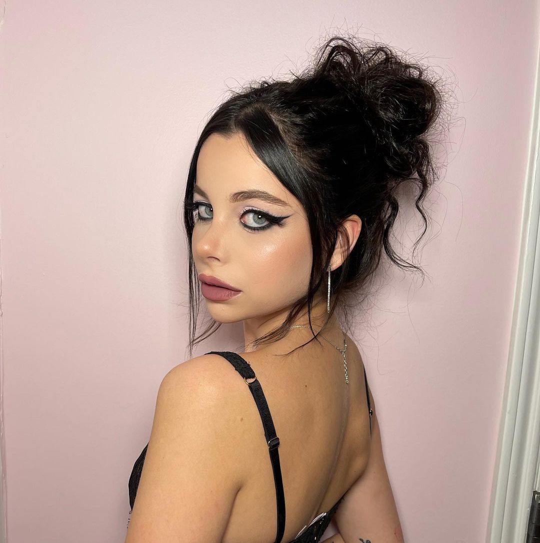 Image 6978720 from Ellise