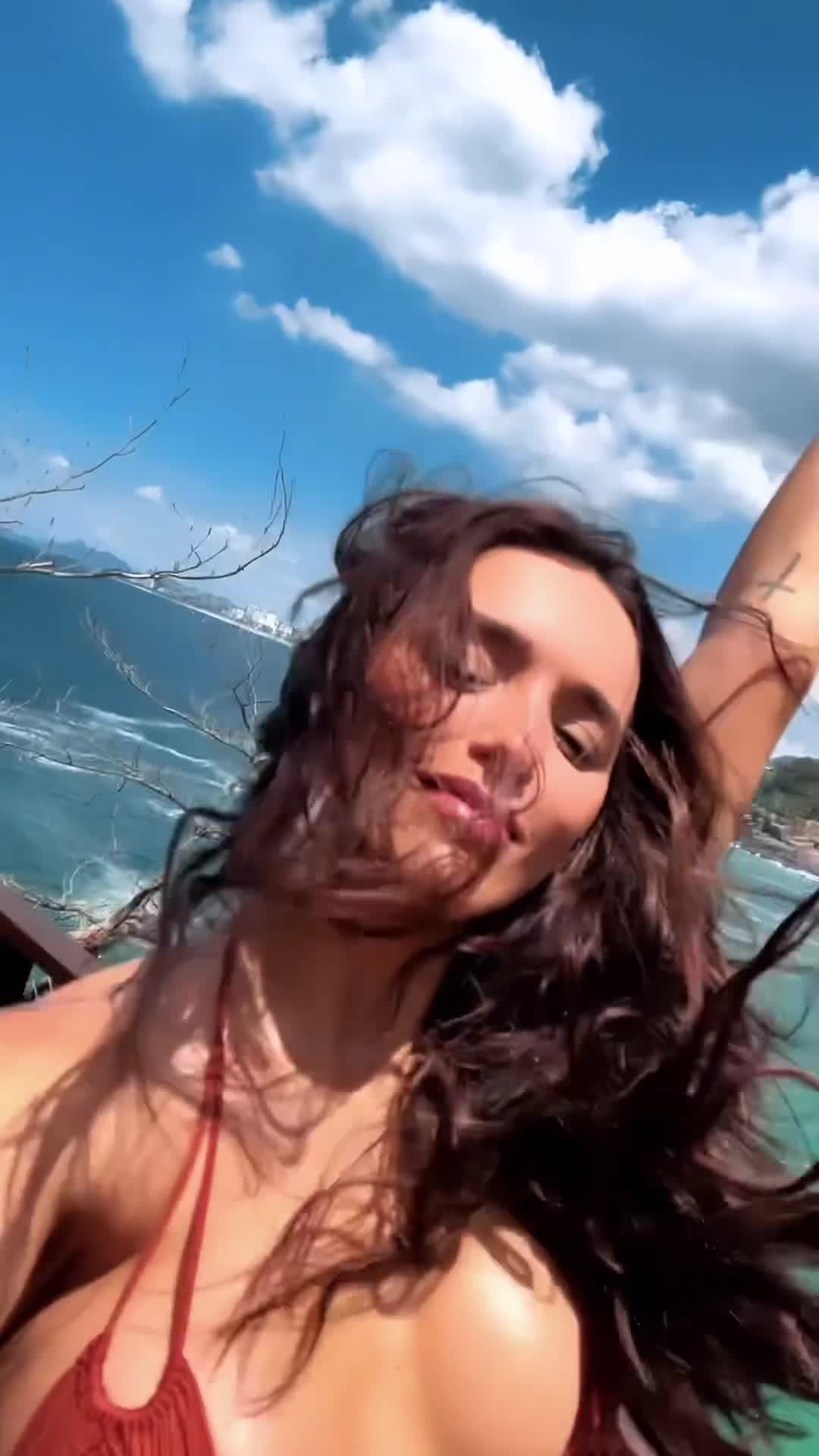 Video 210215 from Rafa Kalimann (ex-BBB)