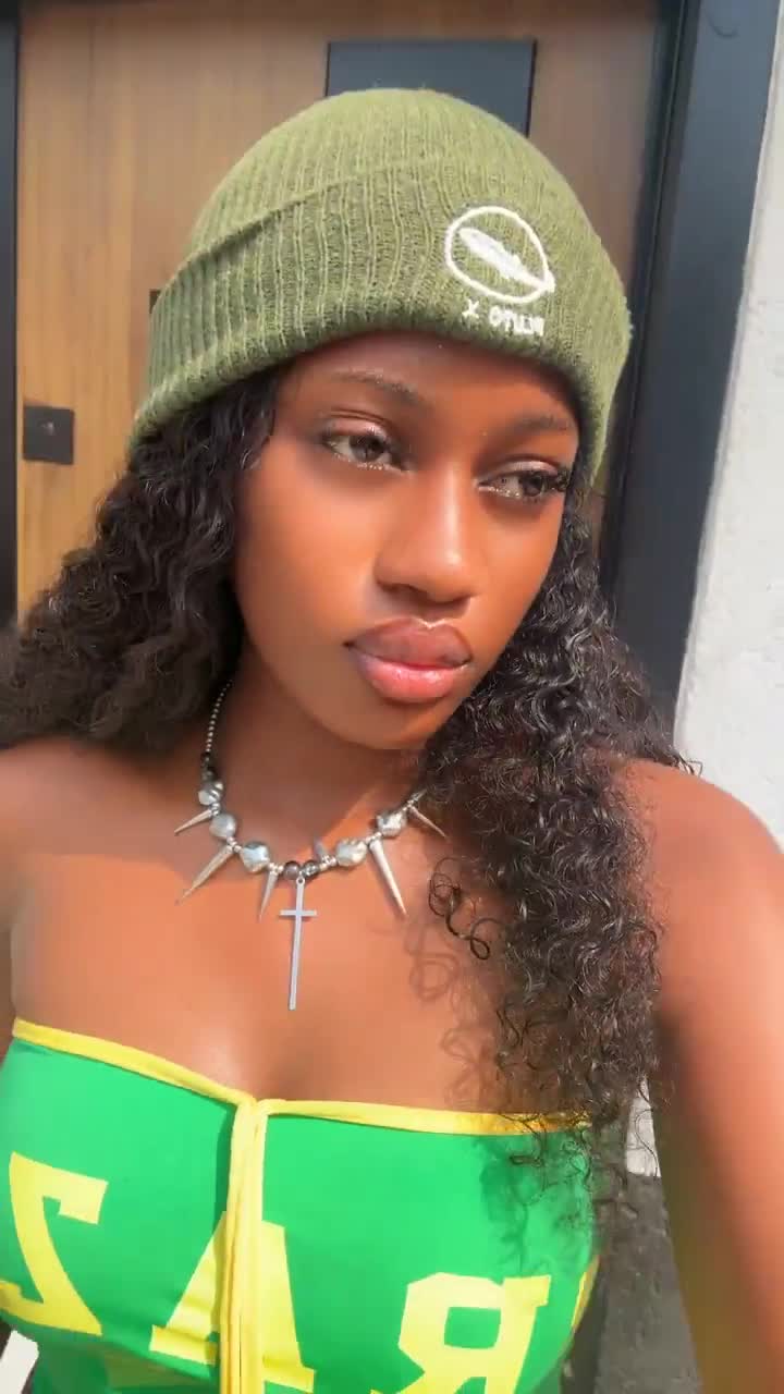 Video 237733 from Molly Unruly / itsjust_bigme7 / PondsKira84896 / Barely Seen